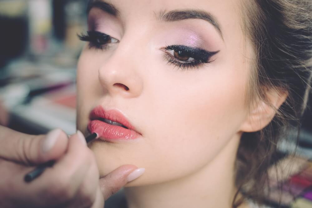 covert narcissist woman getting lips lipstick